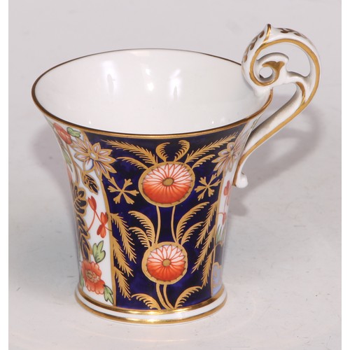 722 - A 19th century Spode bat printed coffee can; Imari cups and saucers