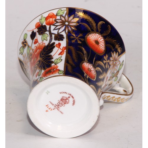 722 - A 19th century Spode bat printed coffee can; Imari cups and saucers