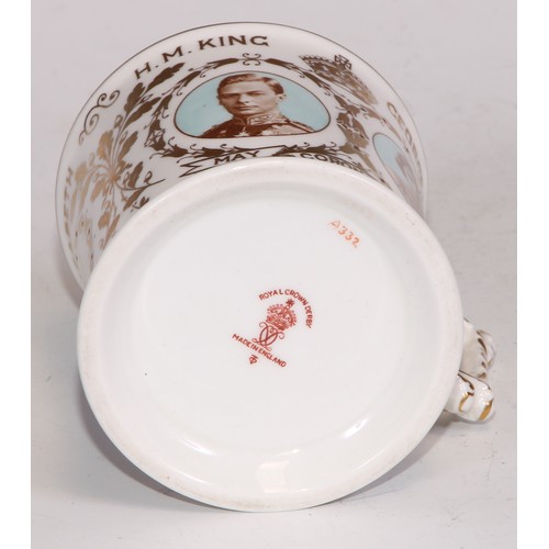 722 - A 19th century Spode bat printed coffee can; Imari cups and saucers