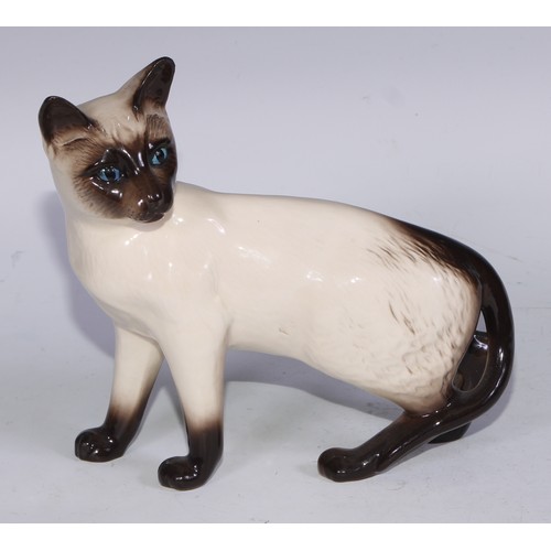 725 - A Beswick model, of a pair of kittens, 11cm wide, printed mark; others; Royal Doulton; etc (12)