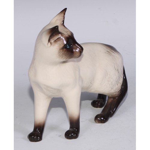 725 - A Beswick model, of a pair of kittens, 11cm wide, printed mark; others; Royal Doulton; etc (12)