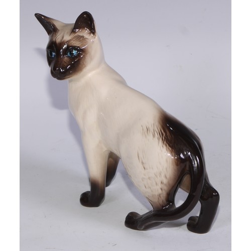 725 - A Beswick model, of a pair of kittens, 11cm wide, printed mark; others; Royal Doulton; etc (12)