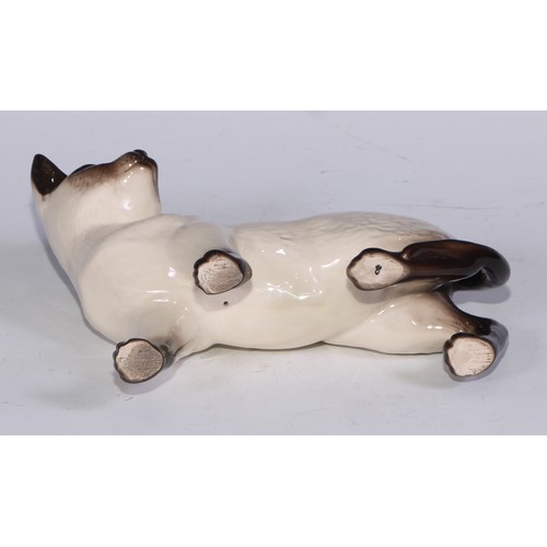 725 - A Beswick model, of a pair of kittens, 11cm wide, printed mark; others; Royal Doulton; etc (12)