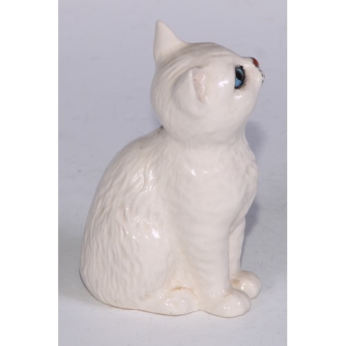 725 - A Beswick model, of a pair of kittens, 11cm wide, printed mark; others; Royal Doulton; etc (12)