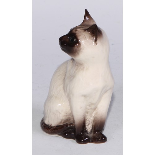 725 - A Beswick model, of a pair of kittens, 11cm wide, printed mark; others; Royal Doulton; etc (12)