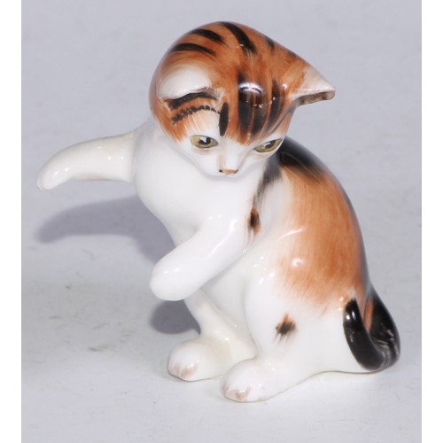 725 - A Beswick model, of a pair of kittens, 11cm wide, printed mark; others; Royal Doulton; etc (12)