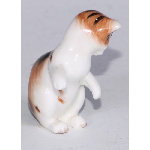 725 - A Beswick model, of a pair of kittens, 11cm wide, printed mark; others; Royal Doulton; etc (12)