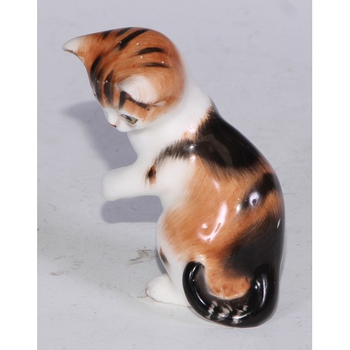 725 - A Beswick model, of a pair of kittens, 11cm wide, printed mark; others; Royal Doulton; etc (12)