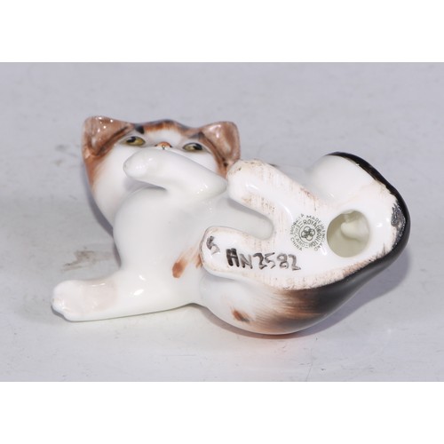 725 - A Beswick model, of a pair of kittens, 11cm wide, printed mark; others; Royal Doulton; etc (12)