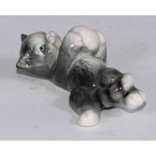 725 - A Beswick model, of a pair of kittens, 11cm wide, printed mark; others; Royal Doulton; etc (12)