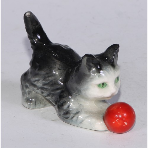 725 - A Beswick model, of a pair of kittens, 11cm wide, printed mark; others; Royal Doulton; etc (12)