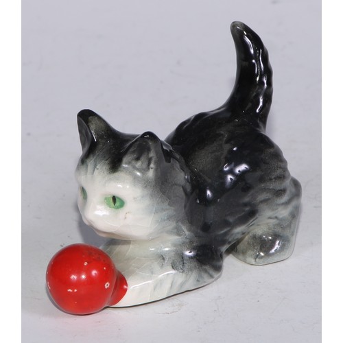 725 - A Beswick model, of a pair of kittens, 11cm wide, printed mark; others; Royal Doulton; etc (12)