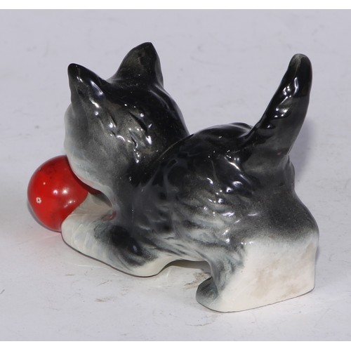 725 - A Beswick model, of a pair of kittens, 11cm wide, printed mark; others; Royal Doulton; etc (12)