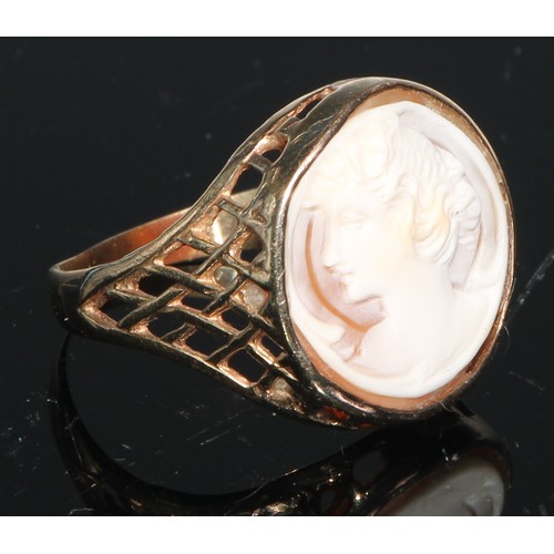 140 - A 9ct gold and shell cameo signet ring, carved with a classical beauty, bezel mount, lattice shank, ... 