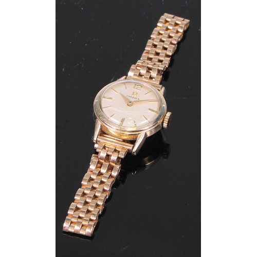 64 - A 9ct gold Omega lady's wristwatch, 1.75cm champagne dial with baton markers and Arabic numeral 12, ... 