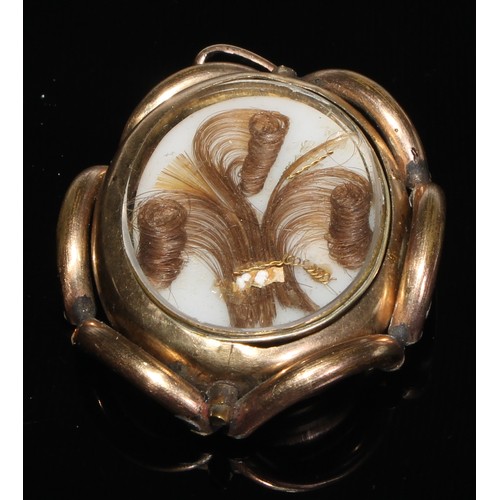 150 - A 9ct gold oval shell cameo brooch carved with Diana, pierced interlinked mount, 5.5cm high; a Victo... 