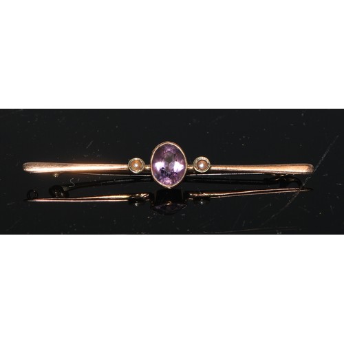 139 - A 9ct gold and amethyst bar brooch, the central oval faceted stone flanked by seed pearls, 5.5cm wid... 