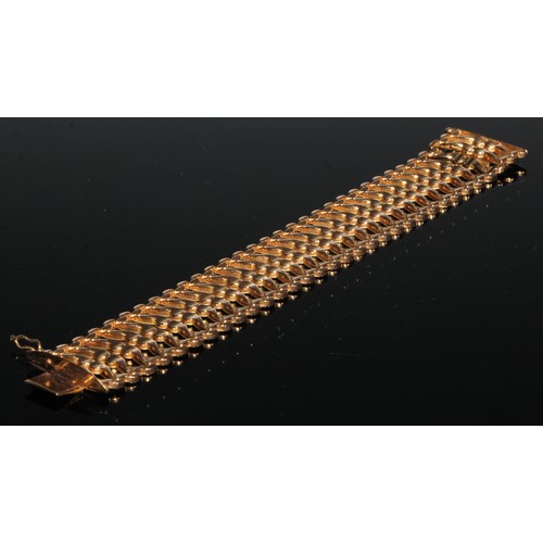 114 - A 18ct gold articulated bracelet, formed from 32 shaped panels, 19cm long, 31g