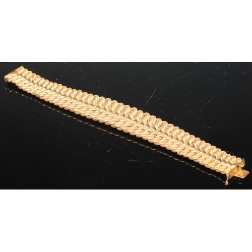 245 - An 18ct matt and burnished gold interlinked bowed rope twist bracelet, 19cm long, 46g