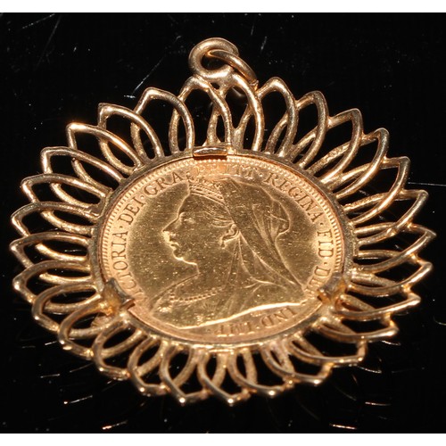 225 - A Victorian gold sovereign, 1899, 9ct openwork floral mount, 4cm in diameter, 12.5g