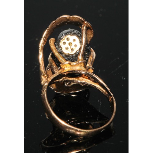 158 - A Corletto 14ct gold Blackamoor Ring, the carved head with articulated earrings and open wirework mo... 