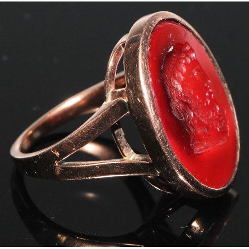 178 - A gentleman's carnelian intaglio ring, the oval tablet engraved with a Greek philosopher, after the ... 