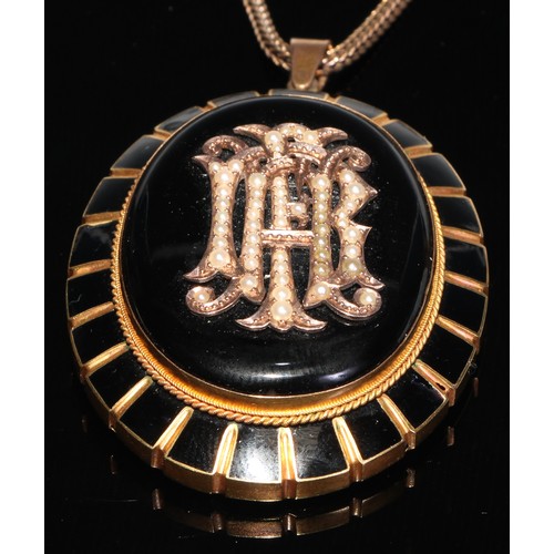 264 - Mourning jewellery - A large Victorian oval locket, decorated in black enamel and centered with inte... 