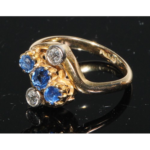 210 - A sapphire and diamond twist ring, three graduated round cut pale blue sapphires, estimated sapphire... 