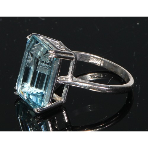 247 - An Aquamarine ring, rectangular baguette cut aquamarine measuring 14.10mm x 10.49mm x 6.16mm, estima... 