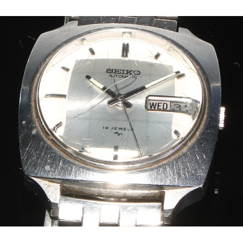 101 - Watches - a gentleman's stainless steel Buler automatic wristwatch, three white rotating window dial... 