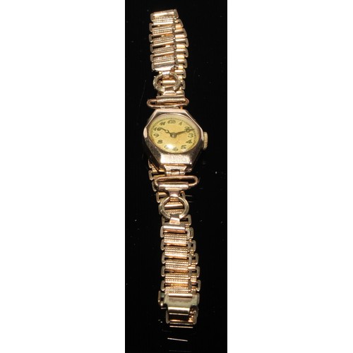 62 - A 9ct gold cased Tudor Royal bracelet watch, textured dial, Arabic numerals, manual wind seventeen j... 