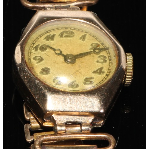 62 - A 9ct gold cased Tudor Royal bracelet watch, textured dial, Arabic numerals, manual wind seventeen j... 