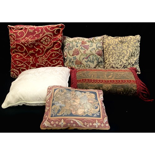 934 - Soft Furnishings - cushions, various