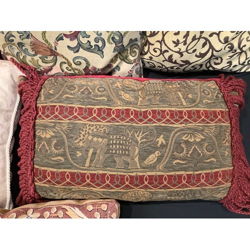 934 - Soft Furnishings - cushions, various