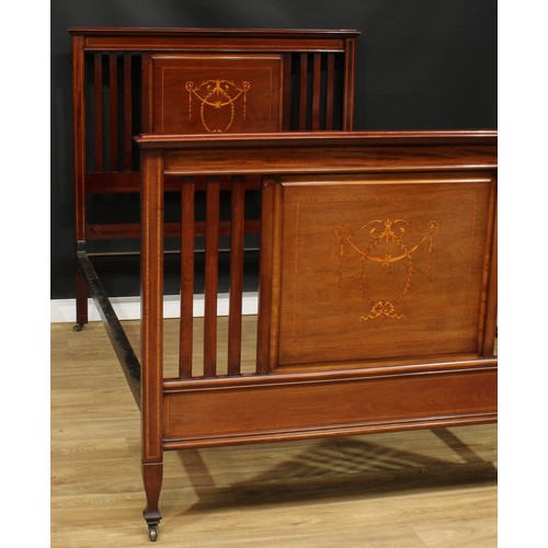 518 - An Edwardian satinwood banded mahogany and marquetry bed, inlaid with a ribbon-tied laurel wreath, s... 