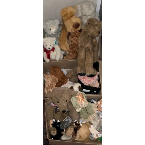 938 - Toys & Juvenalia - a collection of soft toys, teddy bears and collectors dolls, various manufacturer... 