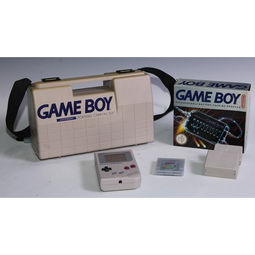 931 - Retro Gaming - a Nintendo Game Boy Model No. DMG-01 with portable carry-all DLX case; Nuby game ligh... 