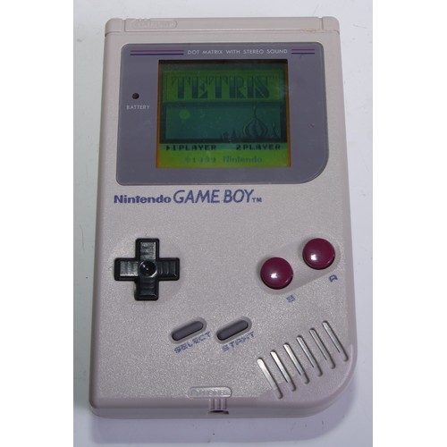 931 - Retro Gaming - a Nintendo Game Boy Model No. DMG-01 with portable carry-all DLX case; Nuby game ligh... 