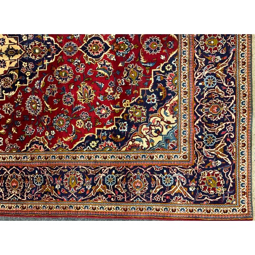 285 - A central Persian Kashan rug / carpet, 320cm x 205cm.