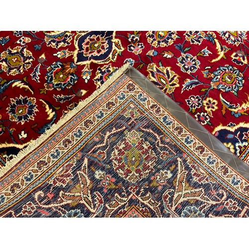 285 - A central Persian Kashan rug / carpet, 320cm x 205cm.