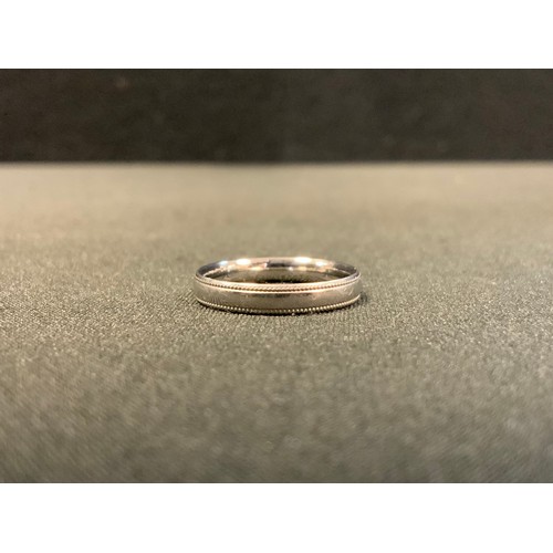 463 - A platinum wedding band, size I, 4.1g