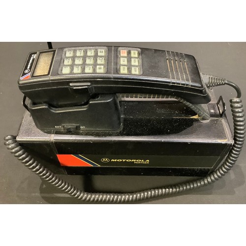 289 - A Motorola 4800x mobile phone and battery pack, c.1989