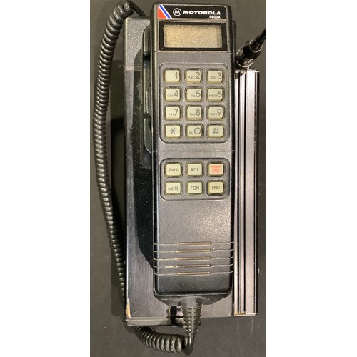 289 - A Motorola 4800x mobile phone and battery pack, c.1989