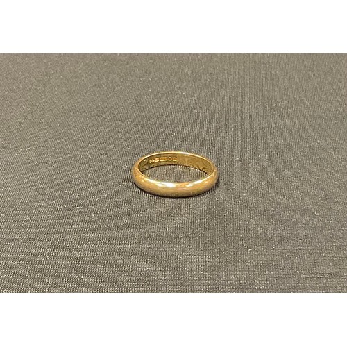 350 - An 18ct gold wedding band, size N, 4.1g