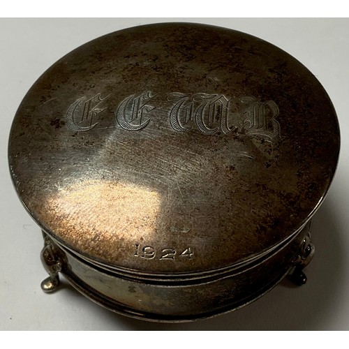 319 - A George V silver circular dressing table trinket box, Birmingham 1922