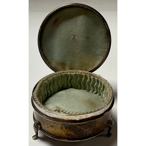 319 - A George V silver circular dressing table trinket box, Birmingham 1922