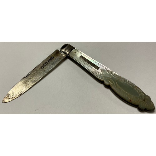 323 - A Victorian silver and mother of pearl folding pocket fruit knife, Sheffield 1862