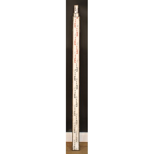 593 - A surveyor’s telescopic levelling staff, 165cm extending to 427cm high, 9cm wide, 5cm deep