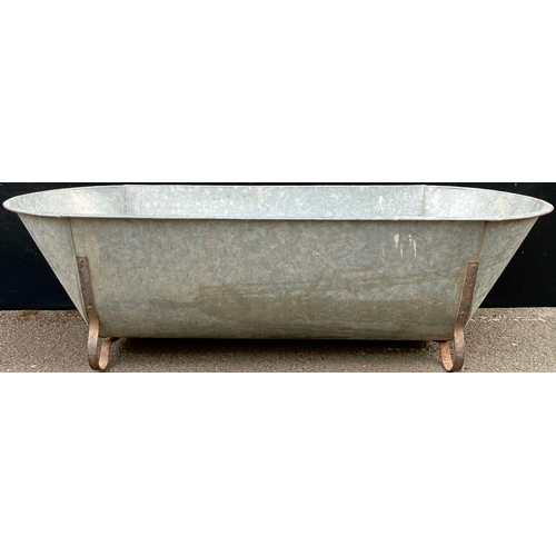 3071 - A galvansied rounded rectangular tin trough, 42cm high, 147cm wide, 64cm deep


**Please note that s... 