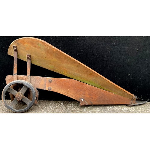 3078 - A French garden rock plough, the tipped stamped LA352, 120cm long


**Please note that some of the l... 